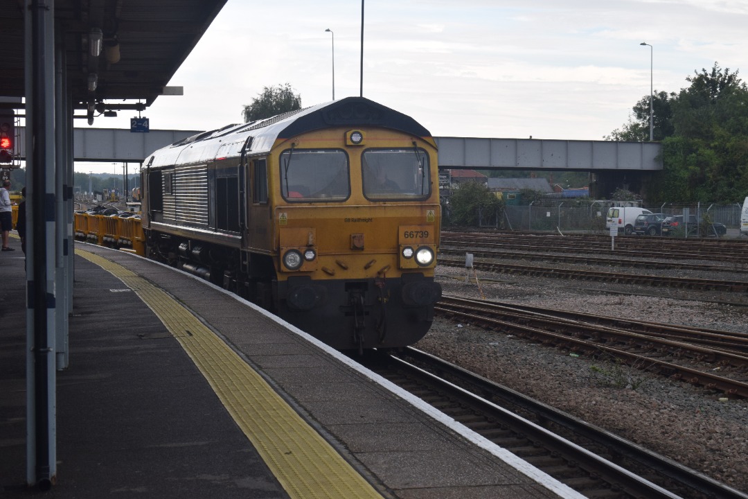 Hardley Distant on Train Siding: CURRENT: 66739 'Bluebell Railway' passes through Eastleigh Station today working the 6G13 10:00 Eastleigh East Yard
to Tinsley Green...