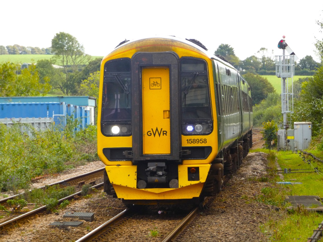 Jacobs Train Videos on Train Siding: #158958 is seen pulling into Liskeard station working a Great Western Railway service from Plymouth to Penzance