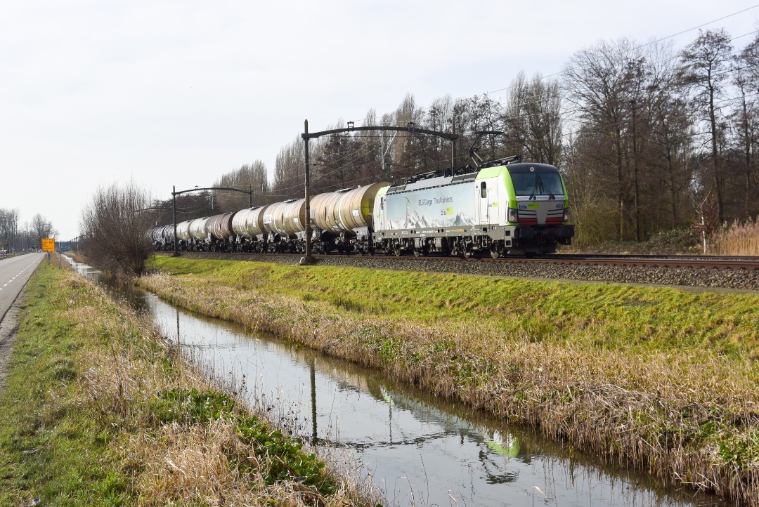 NL Rail on Train Siding: BLS 475 403 komt met een keteltrein langs de Zuidendijk in Dordrecht onderweg richting Kijfhoek.