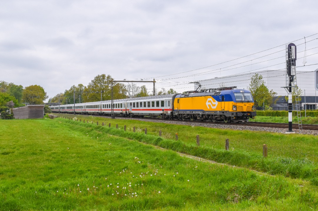 NL Rail on Train Siding: NSI 193 936 rijdt met IC Berlijn langs de Nijkerkerweg in Barneveld als IC 145 uit Amsterdam naar Berlijn.