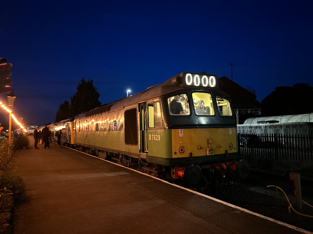 Fastline Films on Train Siding: D7628 and 25262 ready to depart Kidderminster on 8 coaches and with 46045 on the back. Severn Valley Railway Autumn Diesel Gala
2024....