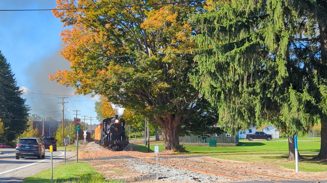 CaptnRetro on Train Siding: Passing in front of the local Fire Department, Arcade & Attica sounds off for the series of paved crossings ahead. #18 is an
Alco 2-8-O...