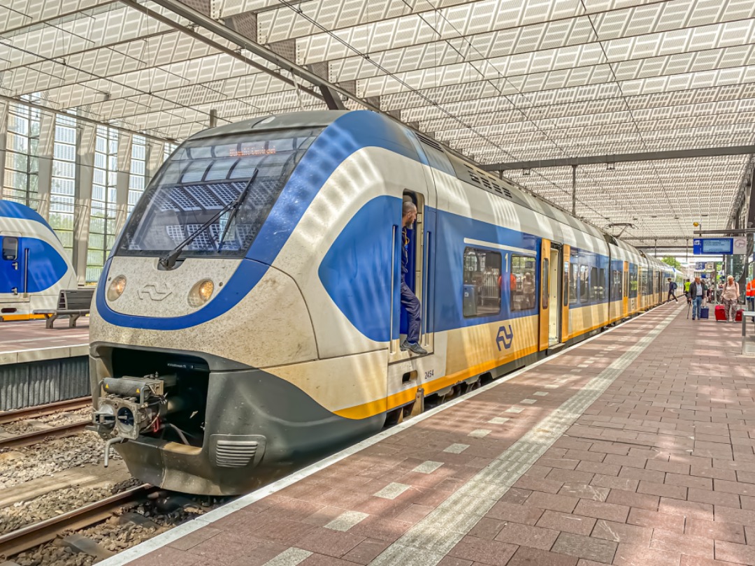 OVIsaiah on Train Siding: NS SLT 2454 op Rotterdam Centraal, en zou binnen een paar minuten vertrekken als Trein 2857 naar Utrecht Centraal