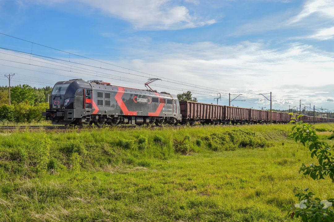 Adam L. on Train Siding: An Newag "Dragon" E6ACTa Class Electric, wearing Cargounit paint and leased to the Czech's ČD Cargo Poland is captured
departing the Kielce...