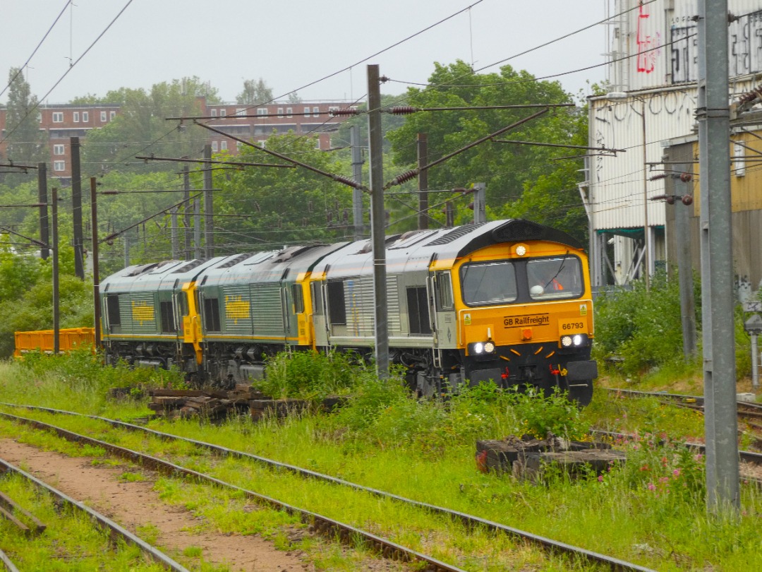 Jacobs Train Videos on Train Siding: #66793 with #66550 and #66559 in tow is seen passing by Hornsey station working a triple headed wagon move from Hoo
Junction to...