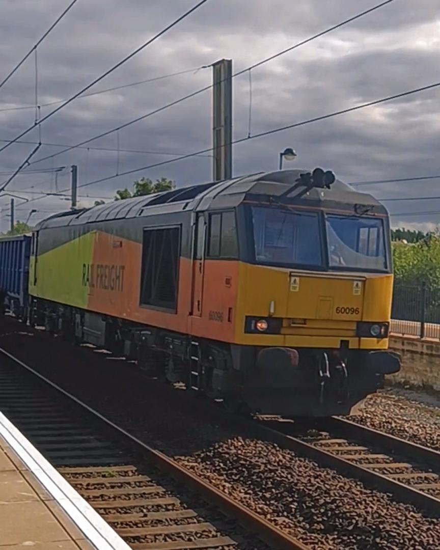 TrainGuy2008 🏴󠁧󠁢󠁷󠁬󠁳󠁿 on Train Siding: Today's been a great day in Warrington Bank Quay! Lots of freight and a good amount of tones..
my only issue...