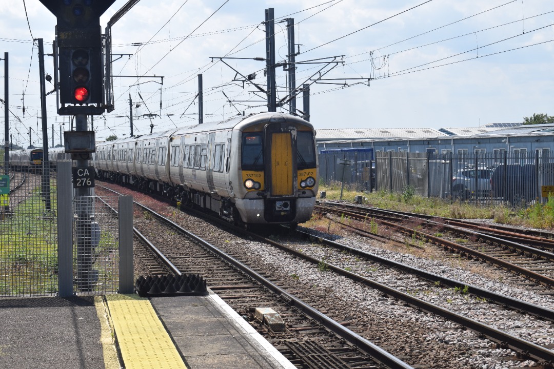 Hardley Distant on Train Siding: CURRENT: 387102 (Front) and 387127 (Rear) appraoch Ely Station today with the 1T26 11:42 London Kings Cross to Kings Lynn
(Great...