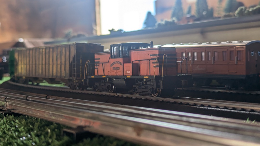 CaptnRetro on Train Siding: My custom Ho scale model of Arcade & Attica #113, a 80t Centercab. The prototype is a reweighted 65 ton with narrow hoods, but
due to my...