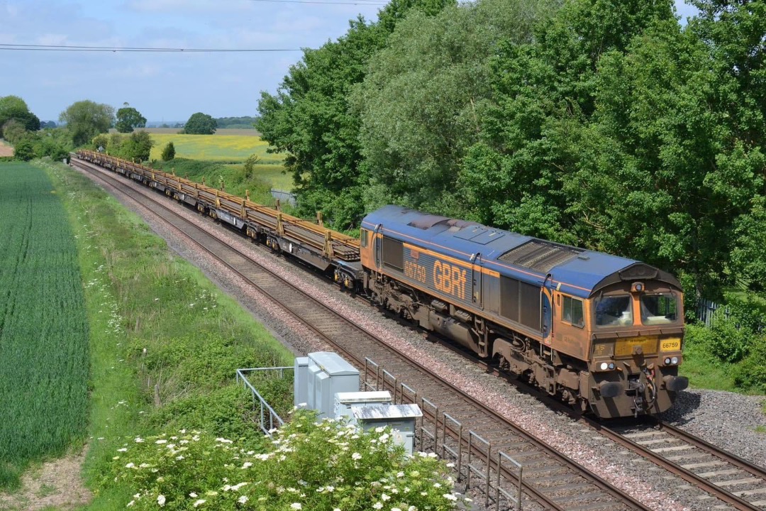 Inter City Railway Society on Train Siding: 66759 passing Portway near Tamworth with the 6X01 Scunthorpe Trent TC - Eastleigh East Yard departmental