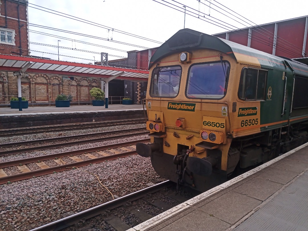 Mal on Train Siding: #trainspotting #train #station Engineering train reversing platform 6 causing delay. Lots of train's about for a Sunday.