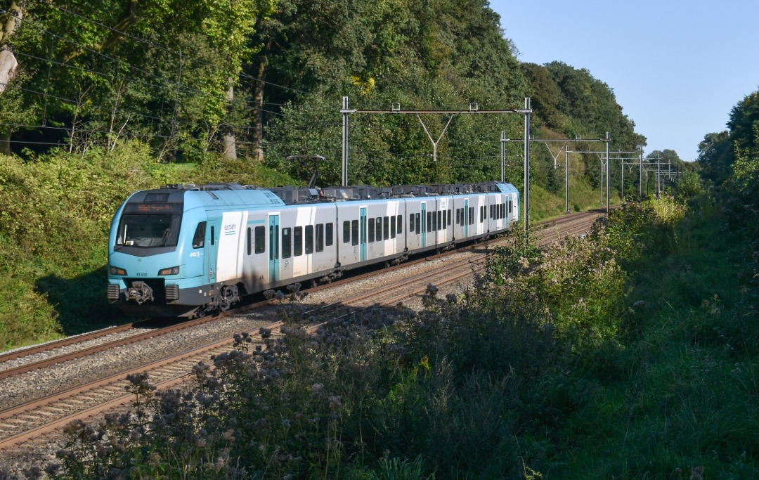 NL Rail on Train Siding: Eurobahn Flirt ET 4.02 rijdt langs de Harinkweg in De Lutte als RB 61 onderweg vanuit Bielefeld Hbf naar Oldenzaal en Hengelo.