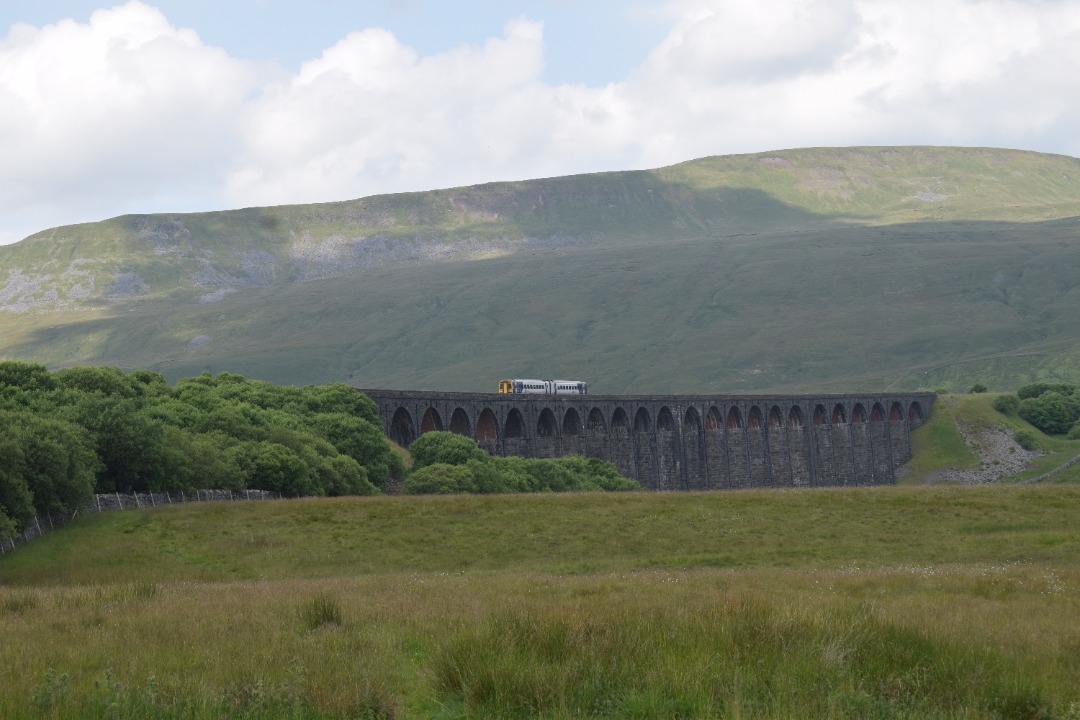 Hardley Distant on Train Siding: CURRENT: 158853 crosses Ribblehead Viaduct today with the 2H89 10:58 Carlisle to Leeds (Northern) service.