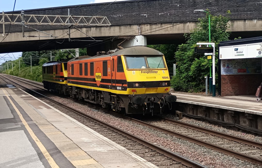 Hardley Distant on Train Siding: CURRENT: 90048 (Front) and 90012 (Behind) speed through Winsford Station today with the 0K83 12:15 Garston Freightliner
Terminal to...