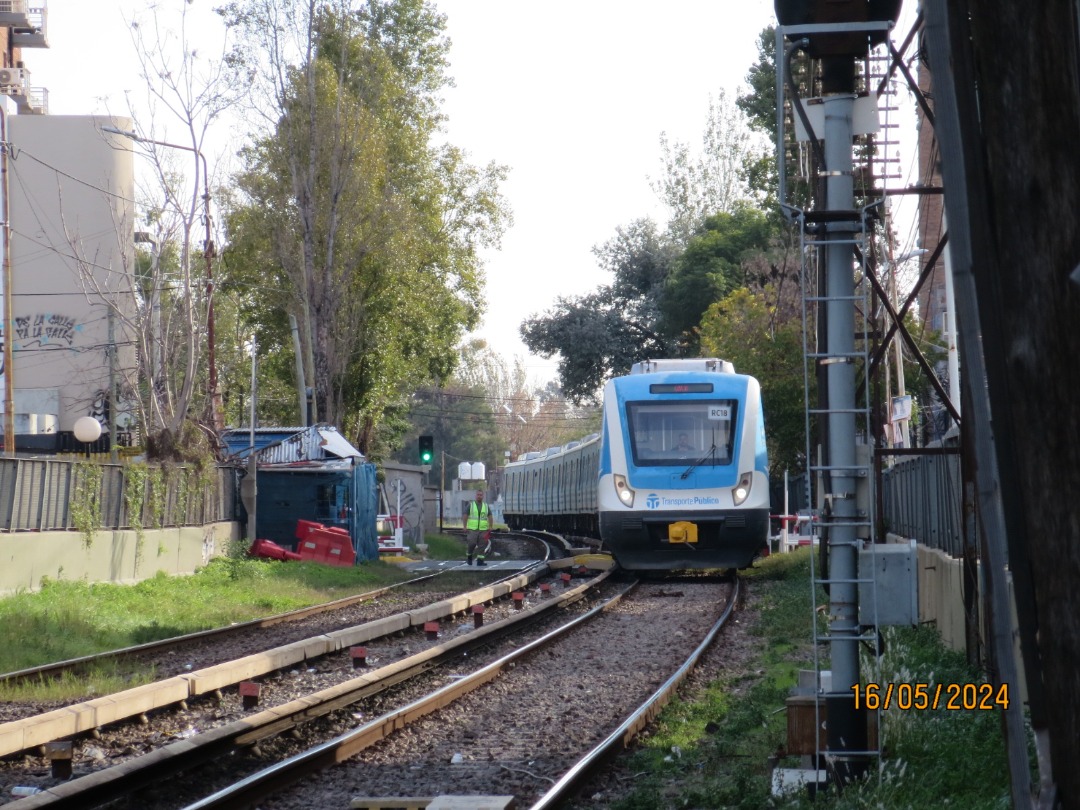 Nicolás Martínez on Train Siding: EMU CSR De la Linea Sarmiento haciendo su pasada por el paso a nivel de la calle salta en Morón.