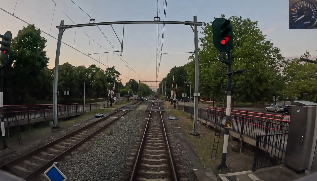 Machinist Stefan on Train Siding: Een situatie die ik echt haat als ik met mijn treinen rijd. Kun je zien wat er gebeurt? Waarom kunnen mensen niet gewoon
wachten. Er...