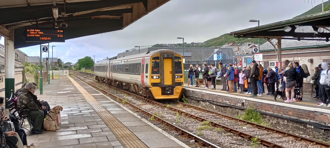 Hardley Distant on Train Siding: CURRENT: 158832 arrives at Barmouth Station today with the 2I24 13:38 Pwllheli to Machynlleth (Transport for Wales) service.