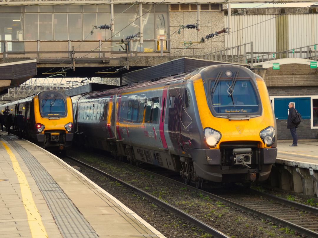 Jacobs Train Videos on Train Siding: #220015 is seen stood at Stafford station working a CrossCountry service from Bristol Temple Meads to Manchester
Piccadilly