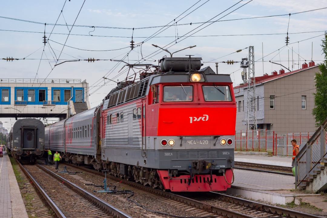 CHS200-011 on Train Siding: Electric locomotive ChS4T-420 with train 91 Severobaykalsk - Moscow departs from Kirov station