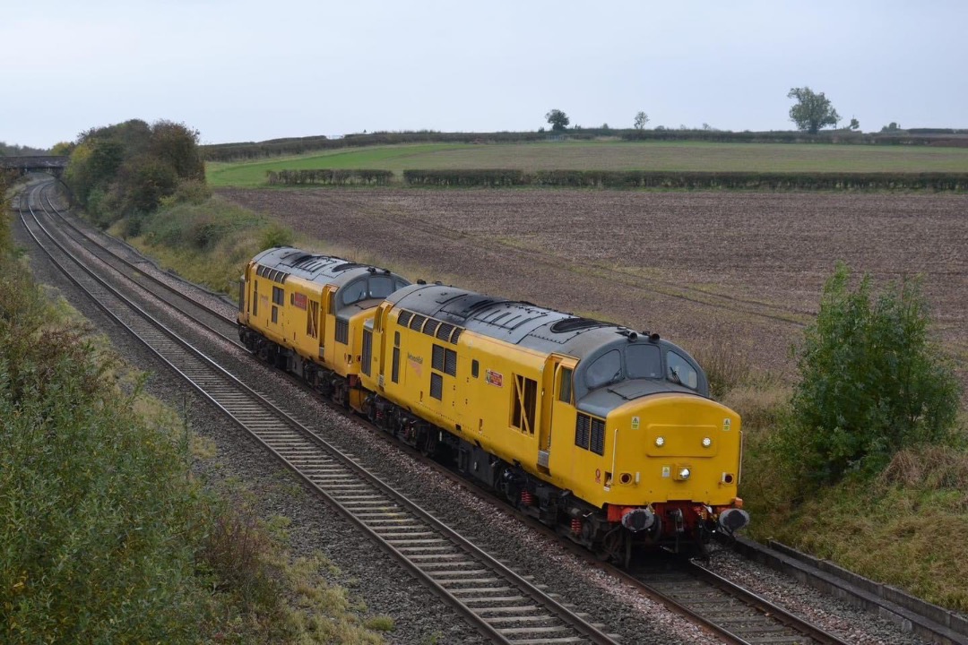 Inter City Railway Society on Train Siding: 97304+97302 working the 0Z97 Coleham - Derby RTC passing Portway near Tamworth