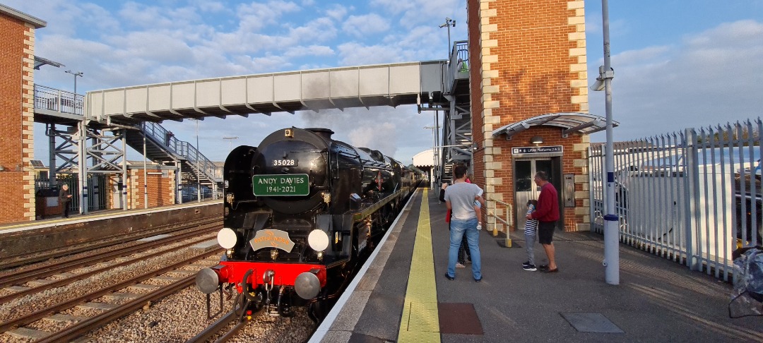 andrew1308 on Train Siding: Here are 4 pictures taken today 15/09/2021 of 35028 Clan Line arriving at Paddock Wood for a water stop with the Pathfinders Tour
The Man...