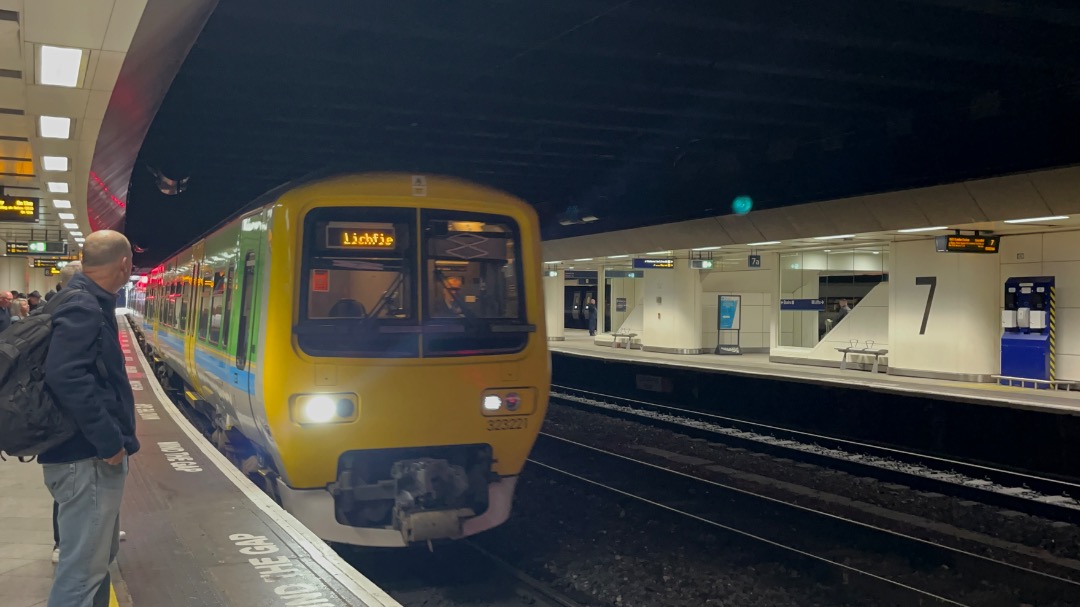 EBClass47 on Train Siding: Managed to get one of the final class 323's in service. 2P39 1506 from Birmingham to Lichfield TV on 26/09/24.