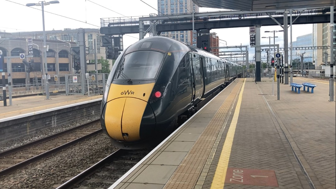 Theo555 on Train Siding: Some more Oxford trip pics, took a trip to Reading and Bicester Village, and saw the following trains