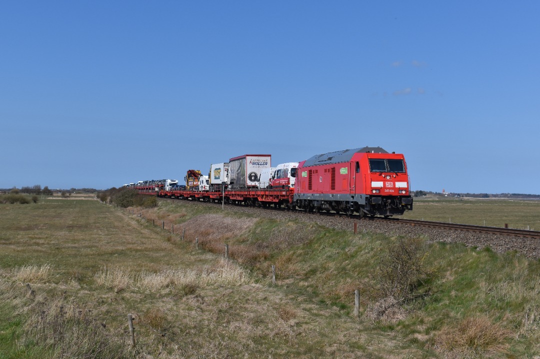 NL Rail on Train Siding: DB 245 024 komt met een autotrein langs het Norderende in Morsum onderweg vanuit Westerland naar Niebüll.