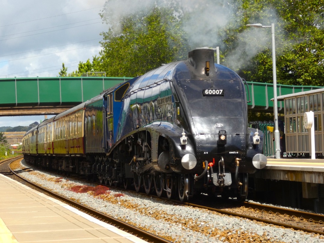 Jacobs Train Videos on Train Siding: Sir Nigel Gresley with #47593 on the back is seen storming through Marsh Barton station yesterday working a railtour
from...