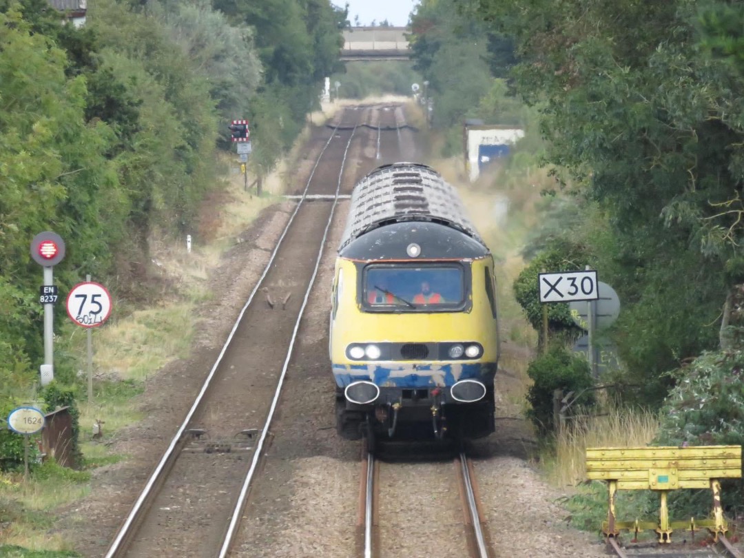 Inter City Railway Society on Train Siding: 43423 top and tailing with 43467 with 6 ex Cross Country Mk3's approaches Wymondham on the 5Q37 13.29 Yarmouth
CHS to Mid...