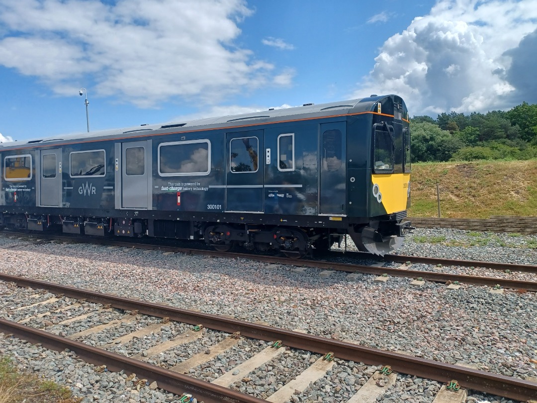 Trainnut on Train Siding: #photo #train #diesel #depot Network Rail Helicopters, Stadler Flirt and GWR new battery train, class 50 50007 and the Hydroflex
799201 unit....