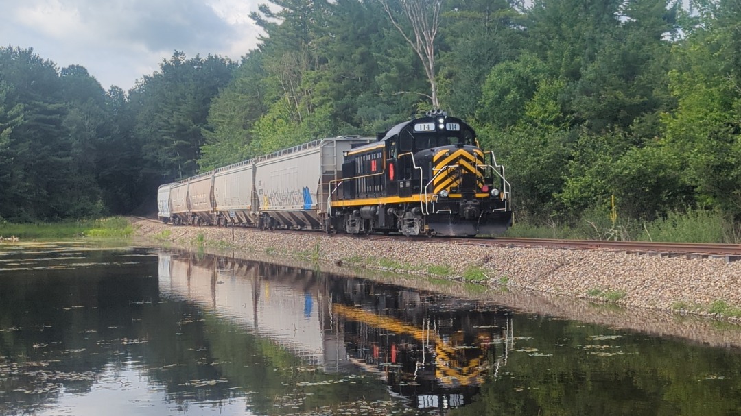 CaptnRetro on Train Siding: Pond shot - Arcade & Attica #114 hauling a short train of hoppers to the mill at the end of the line, taken yesterday. Usual
angle this...