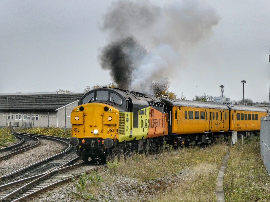 The Jamster on Train Siding: Colas 37057 produces a burst of clag as it arrives at Derby station to work 1Q90 1514 Derby RTC to Ferme Park. 04/11/24