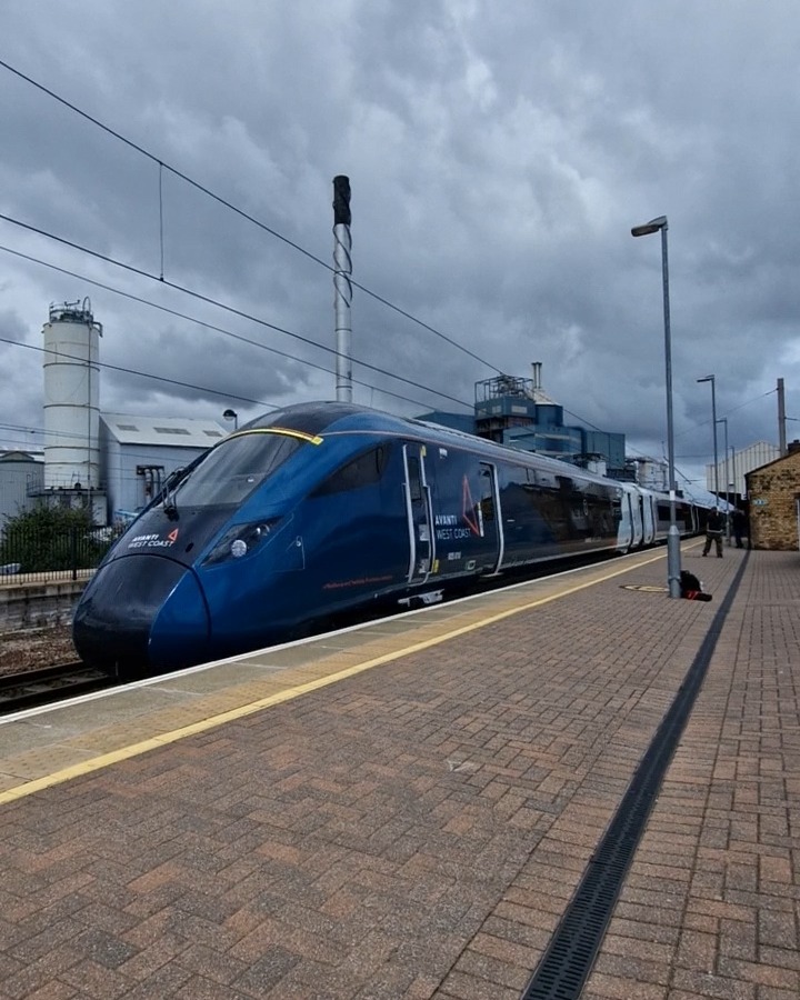 Nathaniel on Train Siding: Some of the trains I saw at Warrington BQ today. 66 734 in platinum jubilee livery, 325 005 in royal mail livery, 20 066 in BR
blue/yellow...