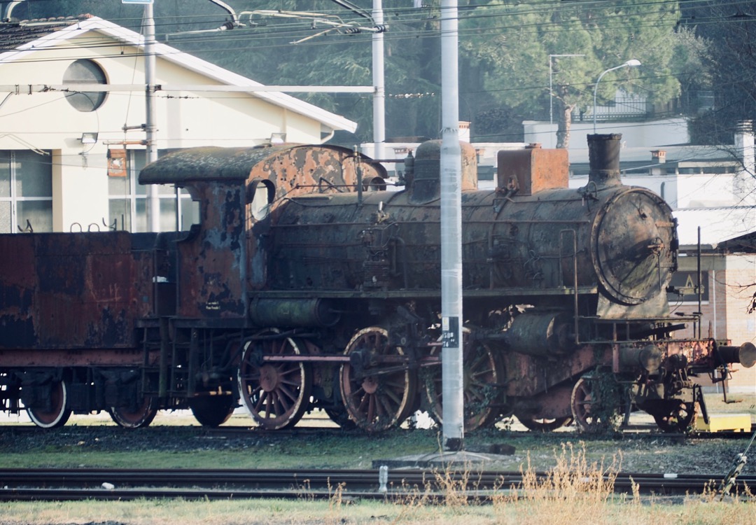 roeland_bouricius on Train Siding: Niet ongebruikelijk in Italië dat uitgerangeerd materieel aan de zijlijn wordt gezet, maar zo oud ben ik het nog niet
tegengekomen....