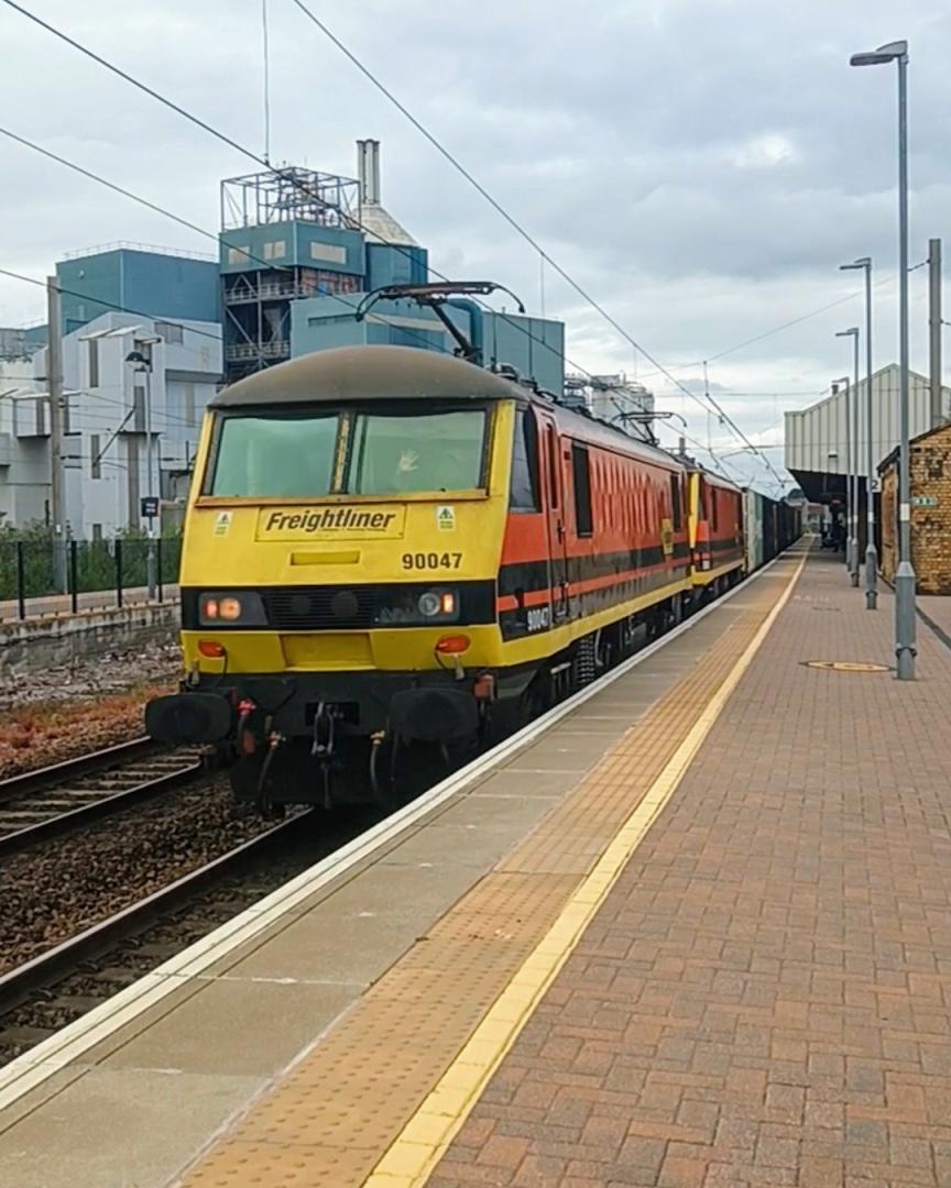 TrainGuy2008 🏴󠁧󠁢󠁷󠁬󠁳󠁿 on Train Siding: I took a nice little trip to Warrington Bank Quay today and saw some good stuff, including a thrashy
66737...