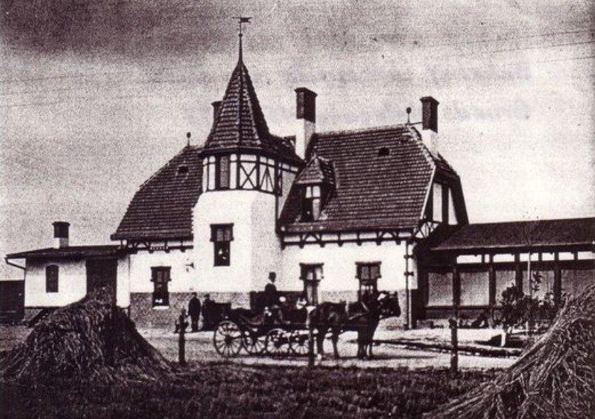 Affen Gamer on Train Siding: Der Bahnhof Straupitz wurde am 23 Mai 1898 eröffnet und war Teil des Netzes der Spreewaldbahn er lag auf der Strecke
Cottbus-Lübben. Und...