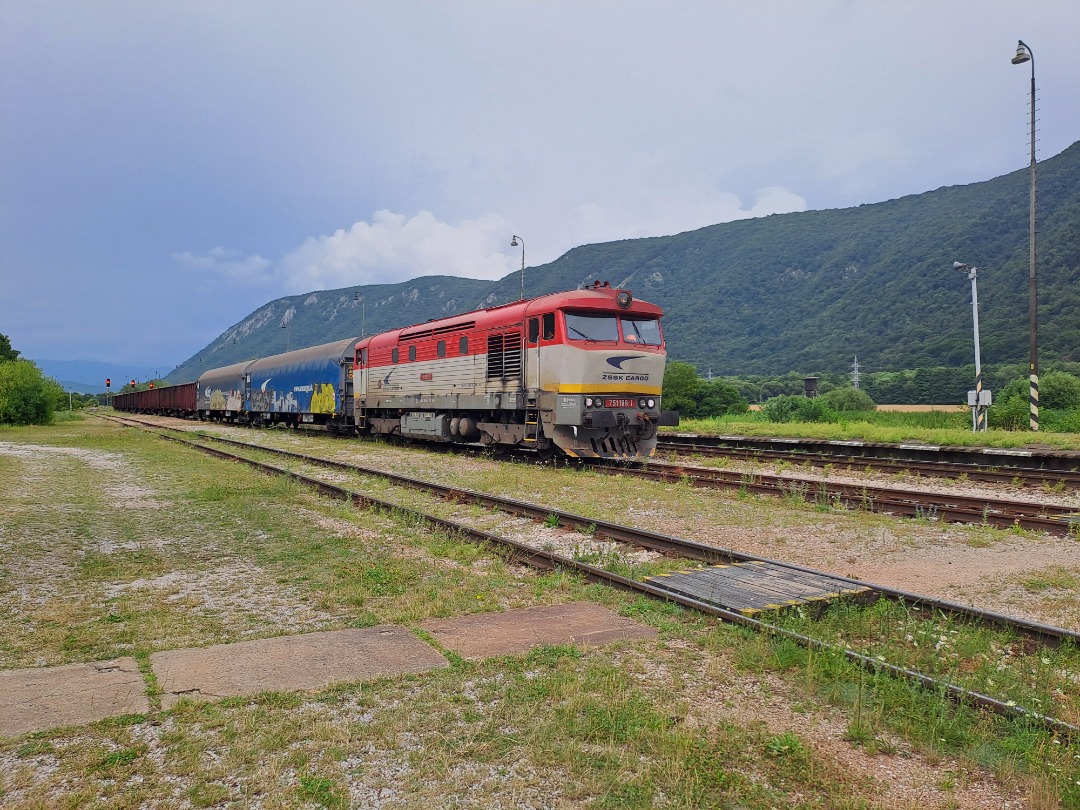 Vlaky z česka on Train Siding: Caught this R919 fast service towards Košice and a class 757 zssk cargo dropping off wagons in Slavec Carmeuse quarry on
the Slavec,...