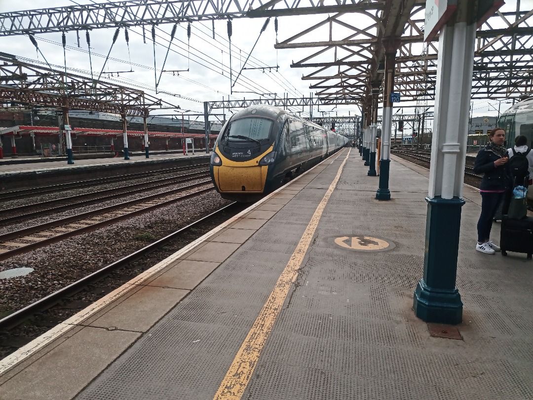 Mal on Train Siding: #trainspotting #train #station Engineering train reversing platform 6 causing delay. Lots of train's about for a Sunday.