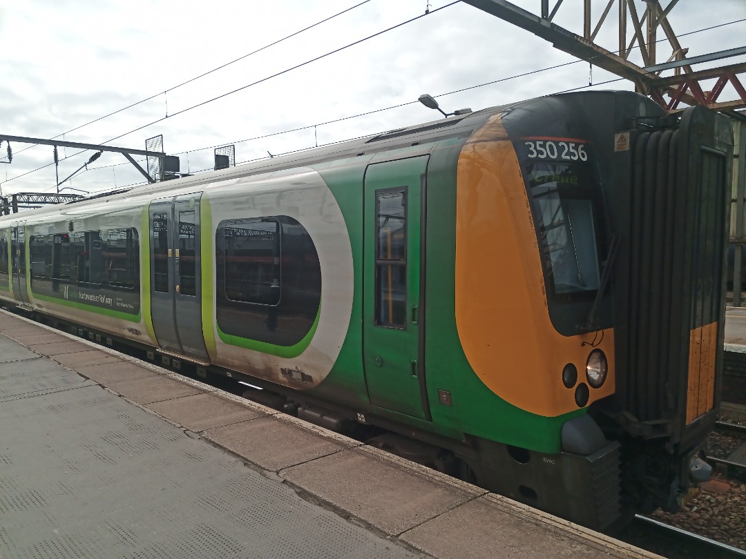 Mal on Train Siding: #trainspotting #train #station Engineering train reversing platform 6 causing delay. Lots of train's about for a Sunday.