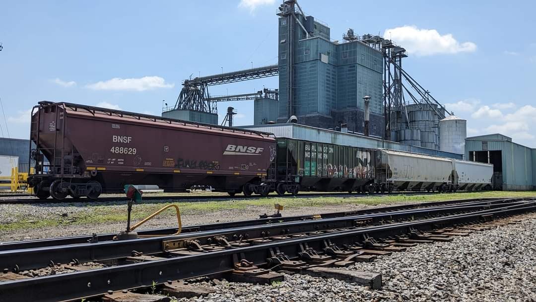 CaptnRetro on Train Siding: June 22nd, 2022. I spotted these two colorful hoppers down at Kent Nutrition (Formerly Blue Seal) at Arcade Junction, the
interchange point...