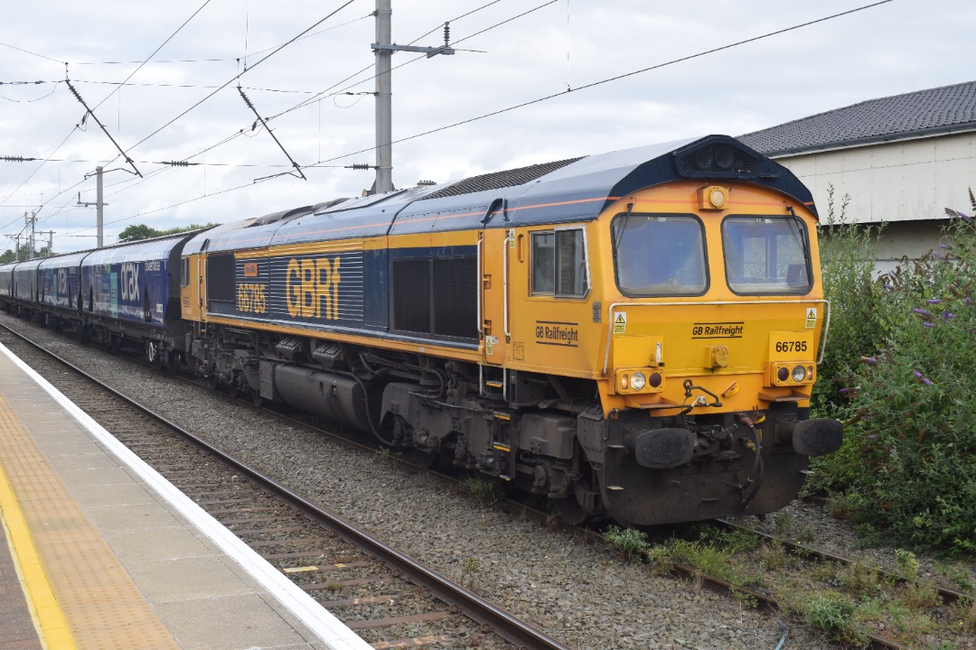 Hardley Distant on Train Siding: CURRENT: 66785 'John Ellis' (Front - 1st Photo) and 60047 'Scafell Pike' (Rear - 2nd Photo) stand in the
Good Loop at Warrington Bank...