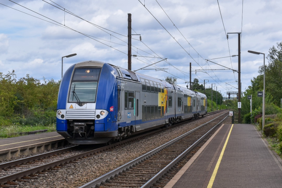 NL Rail on Train Siding: SNCF treinstel 24669 rijdt als TER 88727 door station Berchem onderweg naar station Metz-Ville.