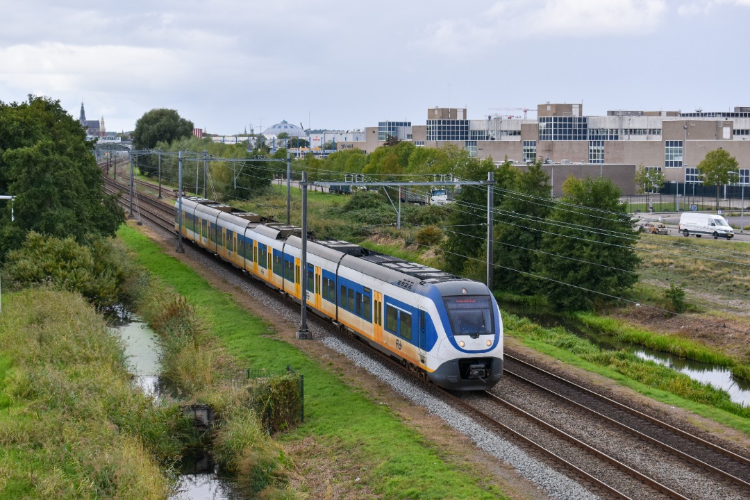 NL Rail on Train Siding: NS SLT 2650 komt bijna aan op station Haarlem Spaarnwoude als sprinter naar Amsterdam Centraal.