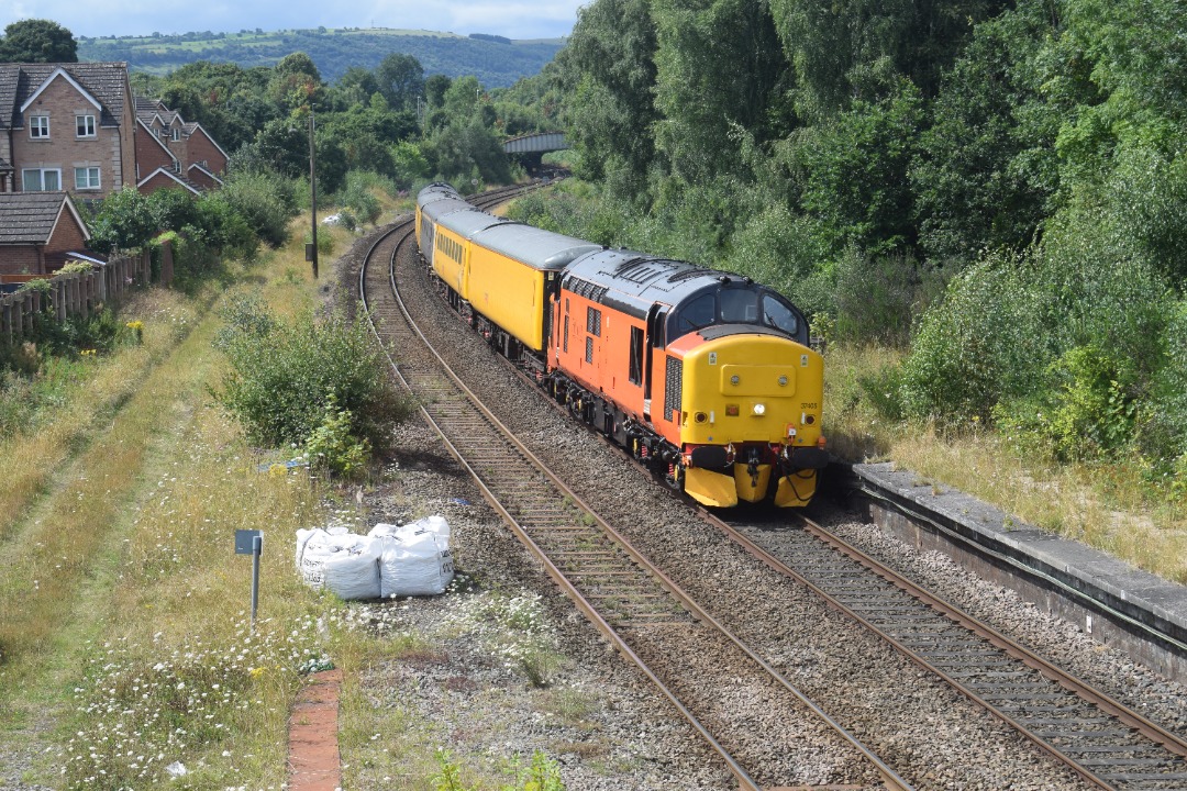 Hardley Distant on Train Siding: CURRENT: 37405 (Front - 1st Photo) and 37421 (Rear - 2nd & 3rd Photos) crawl through Ruabon Station today with the 3Q95
06:14 Derby...