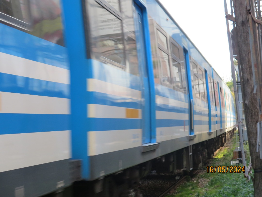 Nicolás Martínez on Train Siding: EMU CSR De la Linea Sarmiento haciendo su pasada por el paso a nivel de la calle salta en Morón.