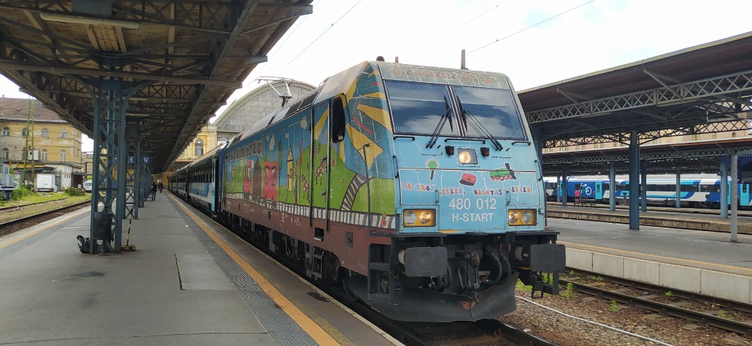 Várbíró Dávid on Train Siding: A "Ha nagy leszek, vasutas leszek!" Bombardier Traxx is waiting to depart at Keleti
pályaudvar.