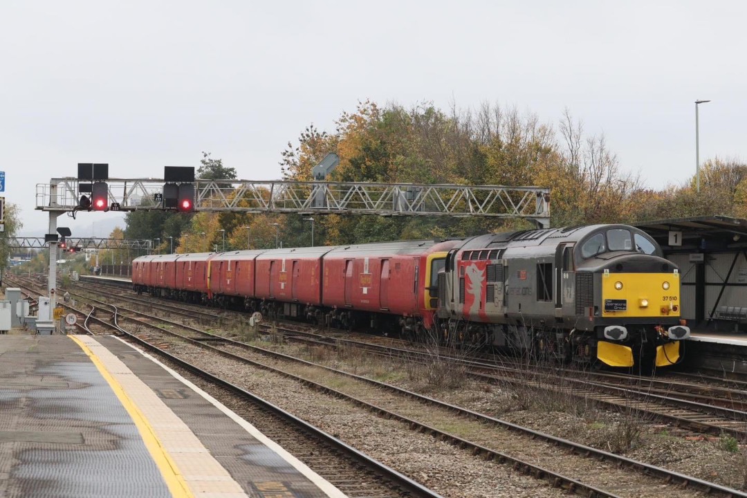 Inter City Railway Society on Train Siding: 37510 with 325013 & 325006 seen at Gloucester working the 5Q76 Mossend Yard Lhs - Newport Docks