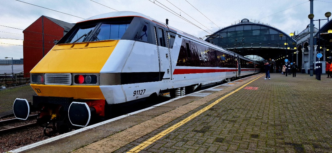 Guard_Amos on Train Siding: 91127 'Neville Hill' makes for a rather splendid sight at Newcastle after arriving from its home depot with 5G90 on 17th
December 2024