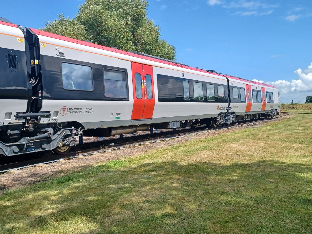 Trainnut on Train Siding: #photo #train #diesel #depot Network Rail Helicopters, Stadler Flirt and GWR new battery train, class 50 50007 and the Hydroflex
799201 unit....