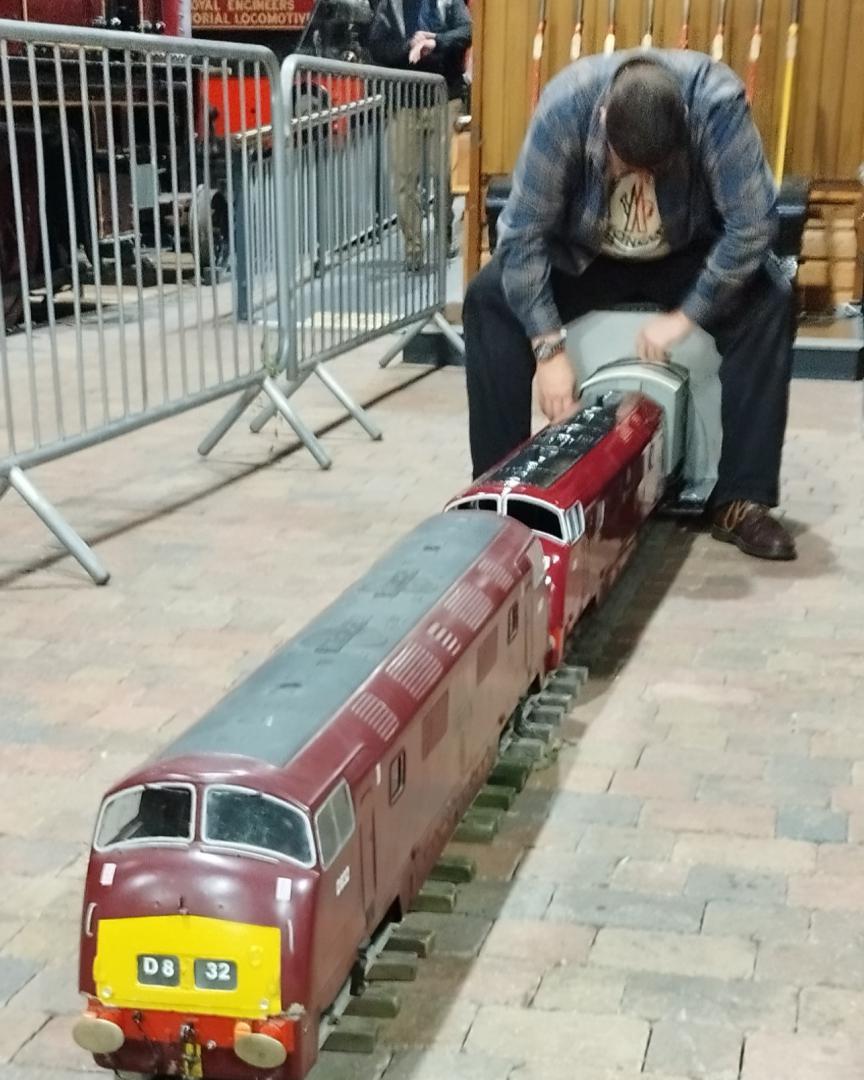 James Jenkins on Train Siding: Some pictures from a very enjoyable 5 days running the 5" gauge portable railway and my Warship at the seven valley diesel
gala. We even...